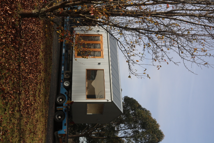 Side view of a cabin secured to its delivery trailer